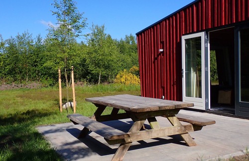 Gasselte Casa | Relax on the lovely lounge sofas with panoramic views of the nature garden? Or a week of quiet (tele)work, while walking straight into the woods for a lunch walk during your break?