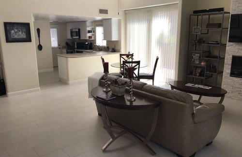 Palm Desert Condominio | ¡Relájate en el patio y disfruta de la vista del campo de golf!