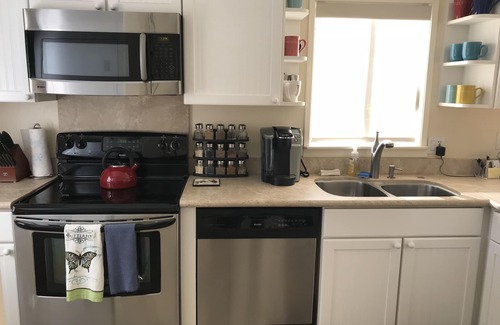 Palm Desert Condominio | ¡Relájate en el patio y disfruta de la vista del campo de golf!