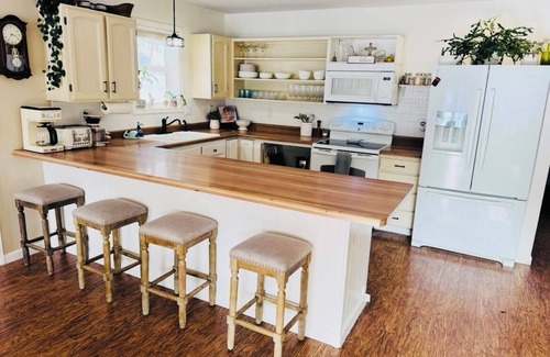 Fairbanks Otro | Relax on this sweet little farm & enjoy Northern Lights from the deck!