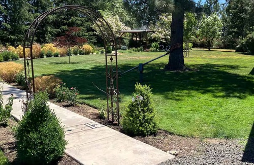 Central Point Casa | Relax, Reconnect, Explore Scenic Retreat + Pool, Treehouses & Adventure Nearby