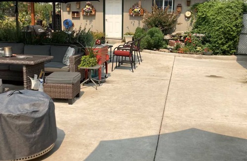 Central Point Casa | Relax, Reconnect, Explore Scenic Retreat + Pool, Treehouses & Adventure Nearby