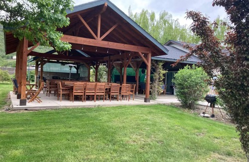 Central Point Casa | Relax, Reconnect, Explore Scenic Retreat + Pool, Treehouses & Adventure Nearby