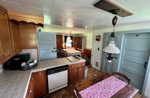 New Paltz Casa | Actualizado, auténtica y original, tablas anchas, Acre, In Ground Pool