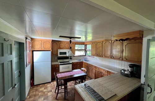 New Paltz Casa | Actualizado, auténtica y original, tablas anchas, Acre, In Ground Pool