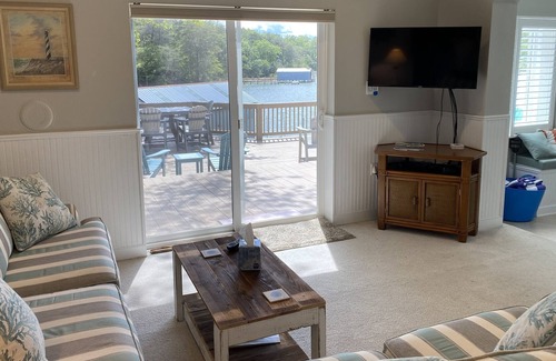 Topping Casa | Relax & Refresh w/ Deck, Boathouse, Kayaks, Ping Pong...bring your boat!
