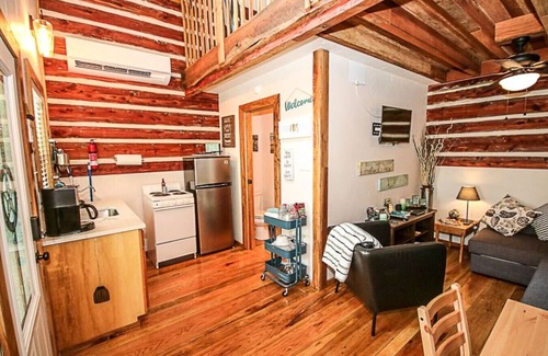 Flint Cabina | Relax & Rejuvenate at Romantic Enchanted Cottage
