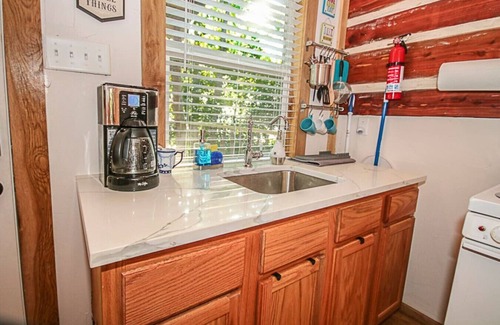 Flint Cabina | Relax & Rejuvenate at Romantic Enchanted Cottage