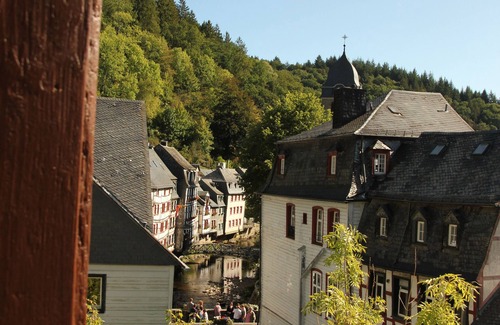 Monschau Apartamento | Relájese (sauna) en una casa con entramado de madera centenaria, idílica a. D. Rur en el medio de Altstadt