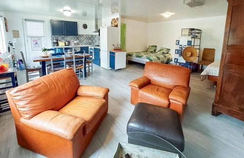 Vitry-en-Charollais Casa | Relax to the fullest in this beautiful vacation home with pool access.