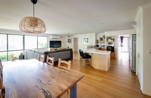 Geographe Casa | Relax to the Max - Pet Friendly Beach Retreat