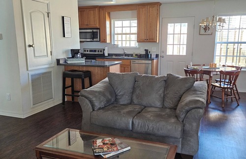 Saint Elmo Casa | Relax & Unwind at This Charming West Mobile Getaway! 2BR/2BA Guesthouse Retreat!