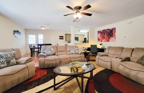 Barker Casa | Relax & Unwind: Cozy Fall Home w/ Fast Wi-Fi
