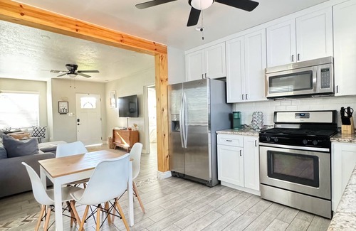 West Second Street Historic District Casa | Relax & Unwind Downtown Stay with Cowboy Pool
