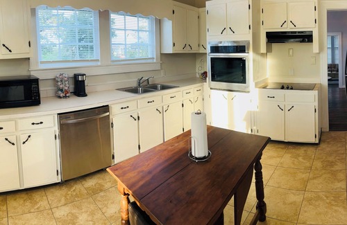 Selma Casa | Relax & Unwind in a Spacious Historic Home with Porch, Patio, & Sunroom