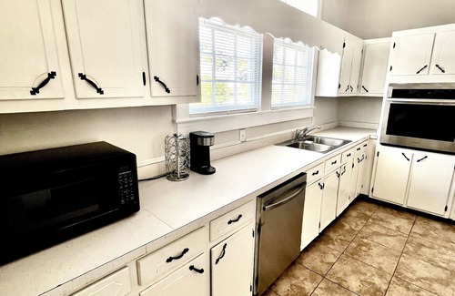 Selma Casa | Relax & Unwind in a Spacious Historic Home with Porch, Patio, & Sunroom