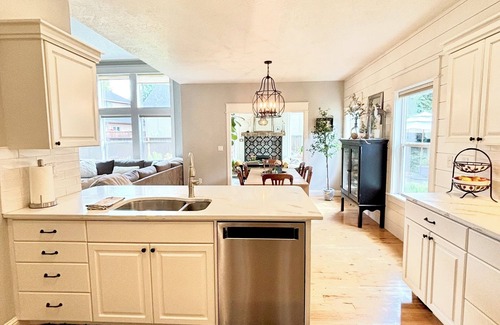 Eagle Casa | Relax & unwind in sun rm yoga rm & private HOT TUB
