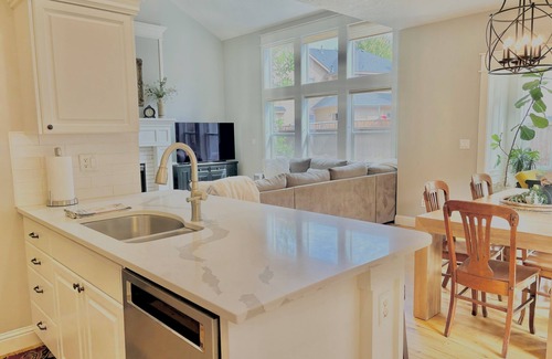 Eagle Casa | Relax & unwind in sun rm yoga rm & private HOT TUB