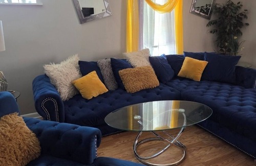 West Pullman Apartamento | Relax & Unwind in This Comfortable 3BR Unit