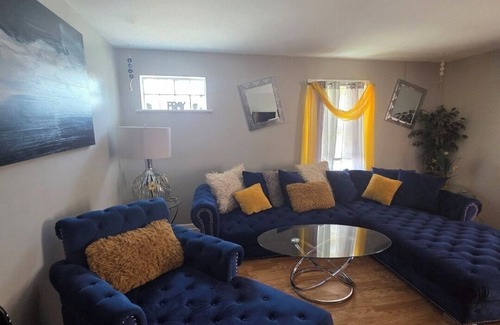 West Pullman Apartamento | Relax & Unwind in This Comfortable 3BR Unit