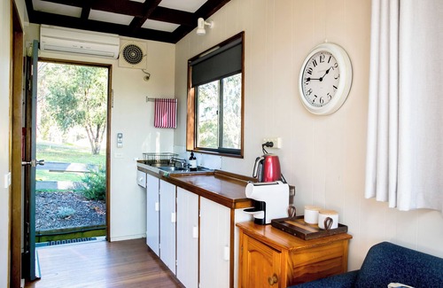 Candelo Apartamento | Relax & unwind in the country in our Cozy Farm Stay King Apartment. Pet Friendly