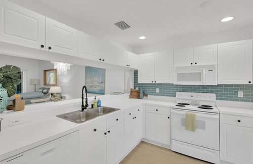 Bonita Shores Condominio | Relax & Unwind in Bonita Springs – Stylish Condo Near Beaches, Dining & Golf!
