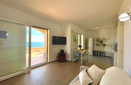 Pietra Ligure Apartamento | Relax Vista Mare con A/C, Wi-Fi & Free Parking.