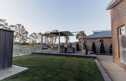 Nagambie Casa | Relax & watch magical sunsets upstairs balconies overlooking the beautiful lake