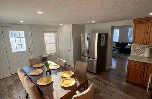 South Side Apartamento | Relax with family or friends to this elegant apartment in the heart of Waltham