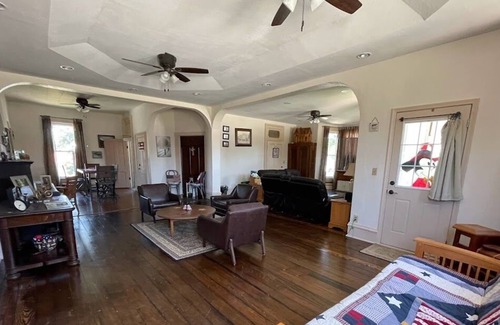 Windsor Cama Y Desayuno | Relax with full and queen bed, no cleaning fees near Katy trail and downtown