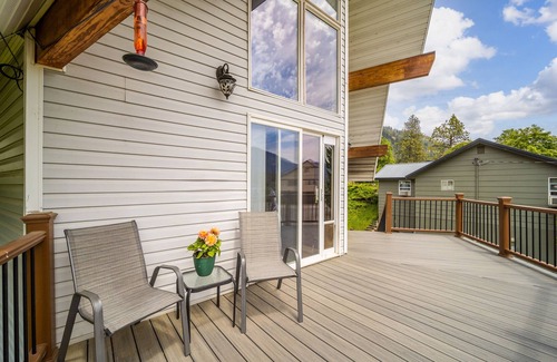 Bayview Casa | Relax with room to entertain in Beautiful Bayview!