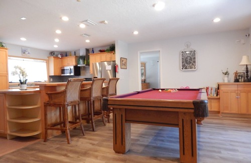 Palma Sola Casa | Relax with the Fam! House with pool 10 minutes from Anna Maria Island
