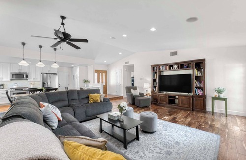 Oak Park Casa | Relax with the whole family at this peaceful and cozy place to stay.