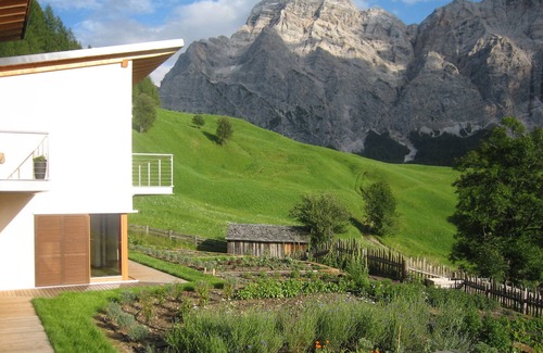 La Valle Apartamento | Relajación y experiencia en la naturaleza en los Dolomitas del Tirol del Sur, apartamento con jardín