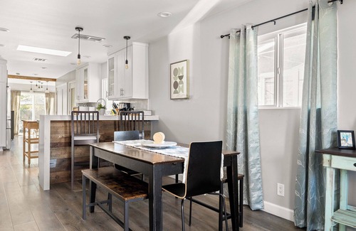 San Fernando Casa | Relaxation at its finest! Modern cozy home with WiFi and AC in San Fernando