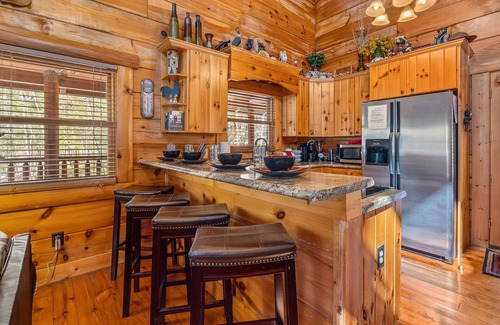 Gatlinburg - Pigeon Forge Cabina | Relaxation awaits you! Great location, easily accessible!