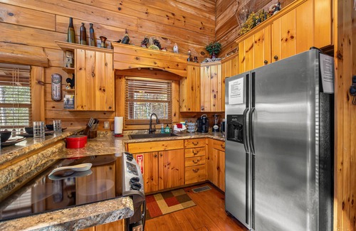 Gatlinburg - Pigeon Forge Cabina | Relaxation awaits you! Great location, easily accessible!
