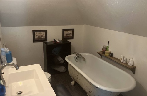 Chanute Cama Y Desayuno | Relaxation Destination: A whole floor and game room to yourself