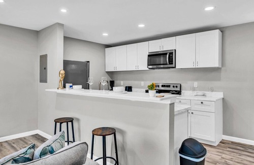 West Arlington Apartamento | Relaxed 2BR Condo Close to Dining & Entertainment