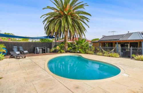 Beldon Casa | Relaxed Coastal Living with Poolside Bliss - Mullaloo