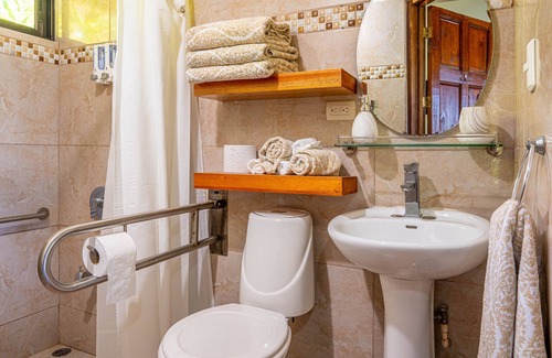 Ojochal Cama Y Desayuno | Relaxed, unplugged, Costa Rican-style comfort with a beach access