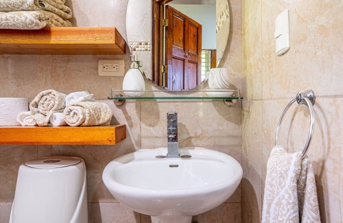 Ojochal Cama Y Desayuno | Relaxed, unplugged, Costa Rican-style comfort with a beach access