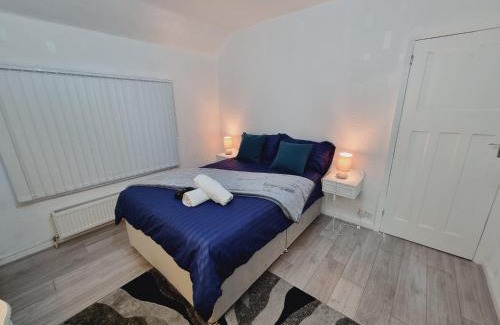 Harehills Casa | Relaxed Double bed with private bathroom, parking, WiFi and garden.