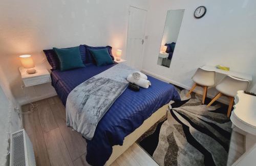 Harehills Casa | Relaxed Double bed with private bathroom, parking, WiFi and garden.