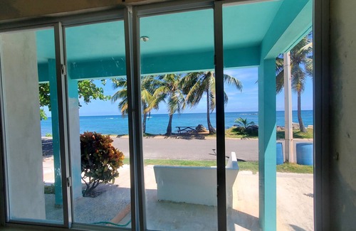 Hatillo Casa | Relajada casa frente al mar en una tranquila playa bordeada de palmeras con un gran patio frente al mar