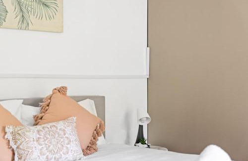Pymble Casa | Relaxed Queen Room - Serene Spot at Pymble - Shared Bathroom