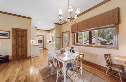 Whittier Condominio | Relaxed Retreat with Premiere Location and Views, Only 6 Steps to Get In, Garage
