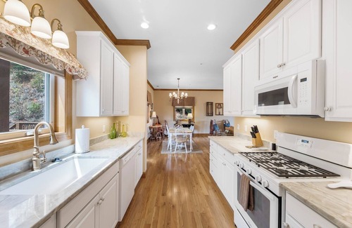 Whittier Condominio | Relaxed Retreat with Premiere Location and Views, Only 6 Steps to Get In, Garage