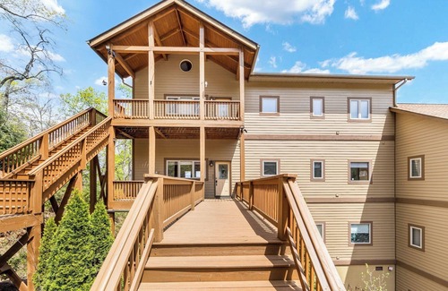Whittier Condominio | Relaxed Retreat with Premiere Location and Views, Only 6 Steps to Get In, Garage