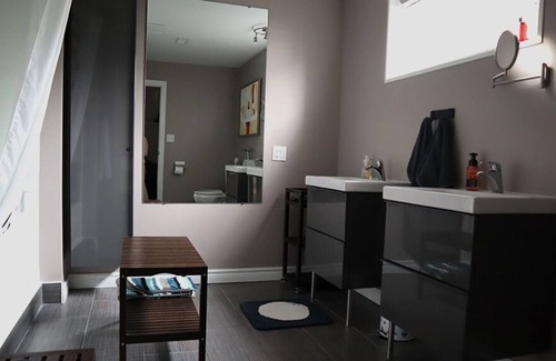 Ottawa Division Apartamento | Relaxful Trendy Suite w/Fireplace